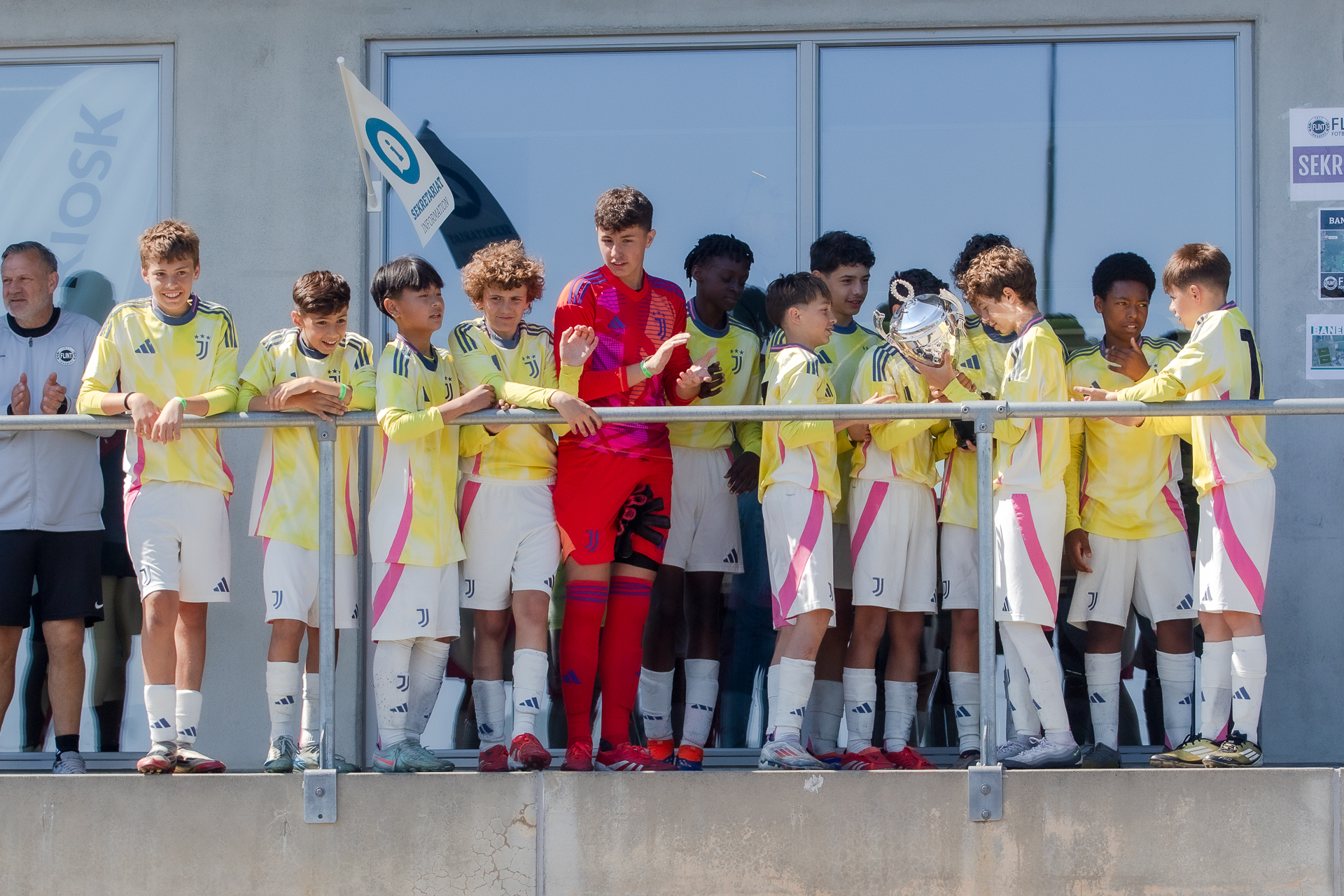 https://festival.flintfotball.no/wp-content/uploads/2025/07/G-Div1-1.plass-Juventus-Flint-Fotballfestival-Pokalvinner-U13-29-2.jpg