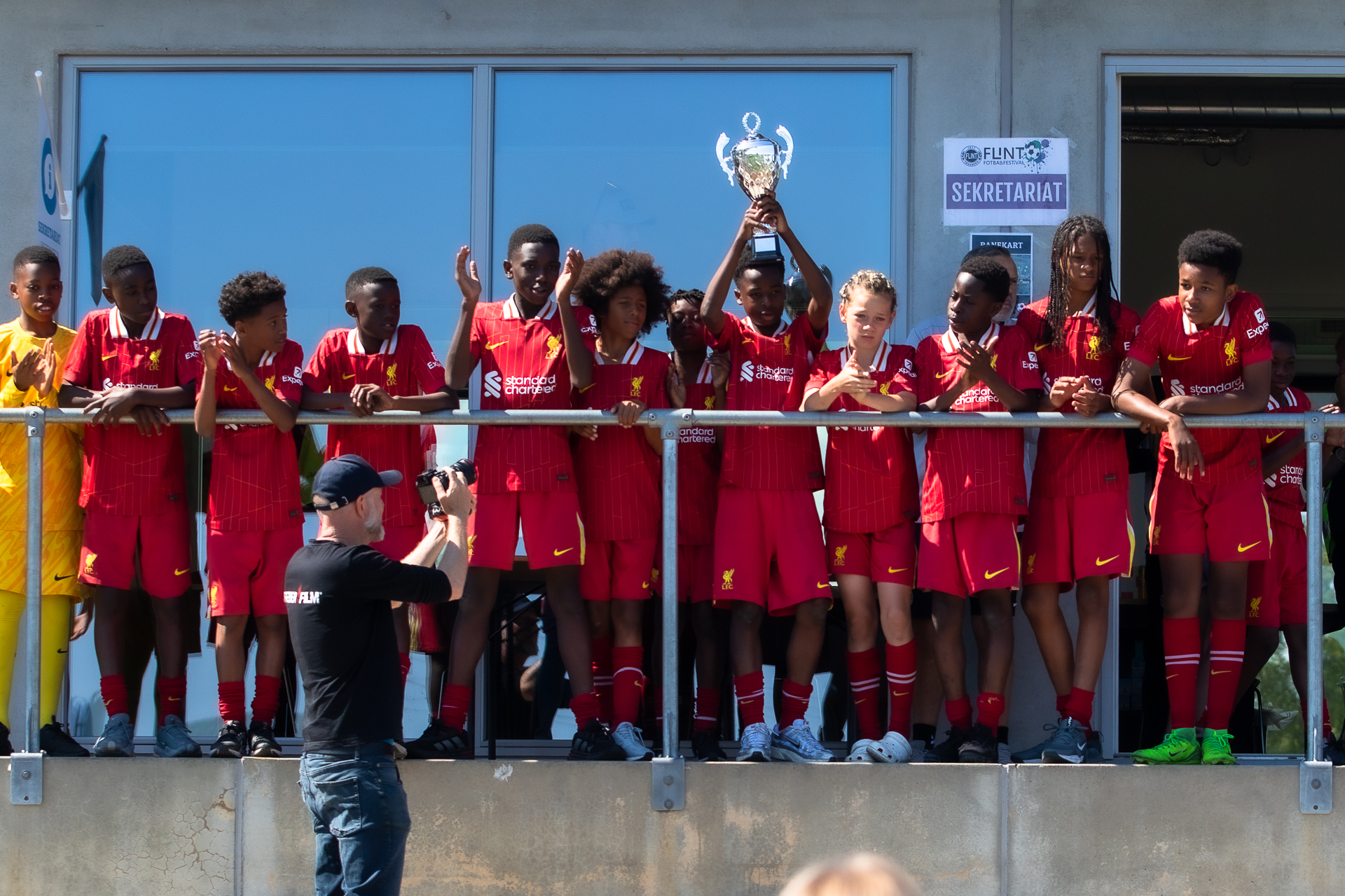 https://festival.flintfotball.no/wp-content/uploads/2025/07/G-Div1-3.plass-Liverpool-Flint-Fotballfestival-Pokalvinner-U13-26-3.jpg
