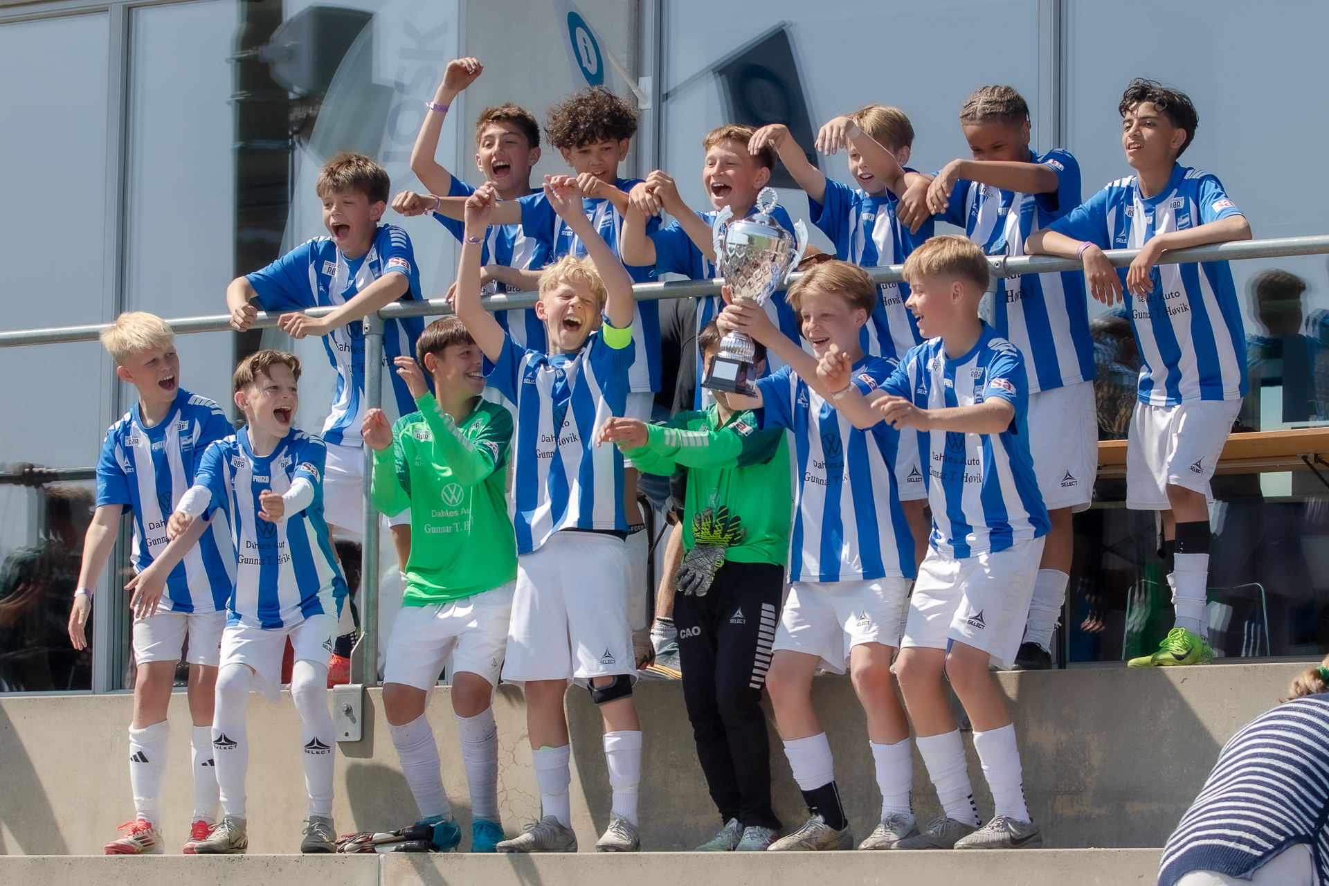 https://festival.flintfotball.no/wp-content/uploads/2025/07/G-Div2-1.plass-Sarpsborg-FK-1-Flint-Fotballfestival-Pokalvinner-U13-33.jpg