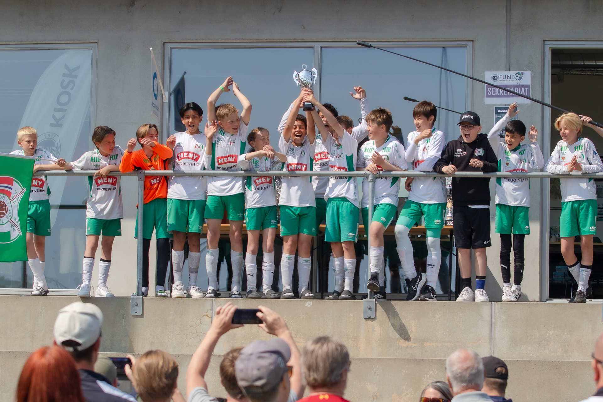 https://festival.flintfotball.no/wp-content/uploads/2025/07/G-Div4-1.plass-Borre-Flint-Fotballfestival-Pokalvinner-U13-52.jpg
