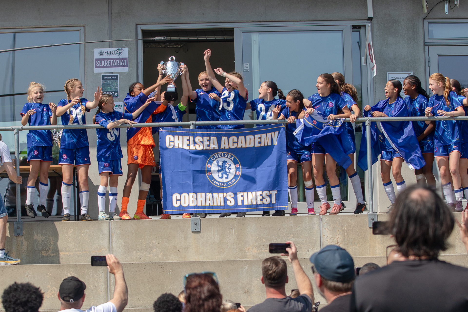 https://festival.flintfotball.no/wp-content/uploads/2025/07/J-Div-1-1.plass-Chelsea-Flint-Fotballfestival-Pokalvinner-U13-45.jpg