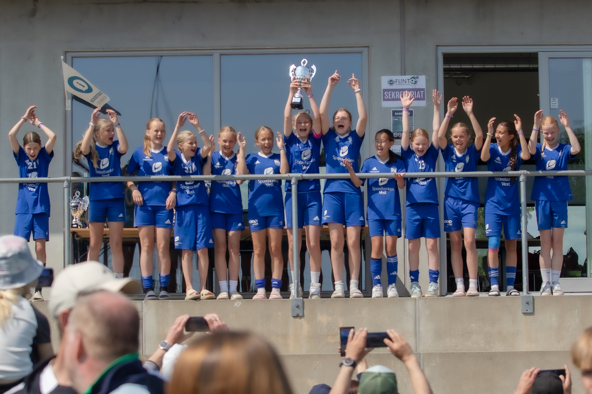 https://festival.flintfotball.no/wp-content/uploads/2025/07/J-Div-1-3.-plass-Madla-Flint-Fotballfestival-Pokalvinner-U13-56-2.jpg