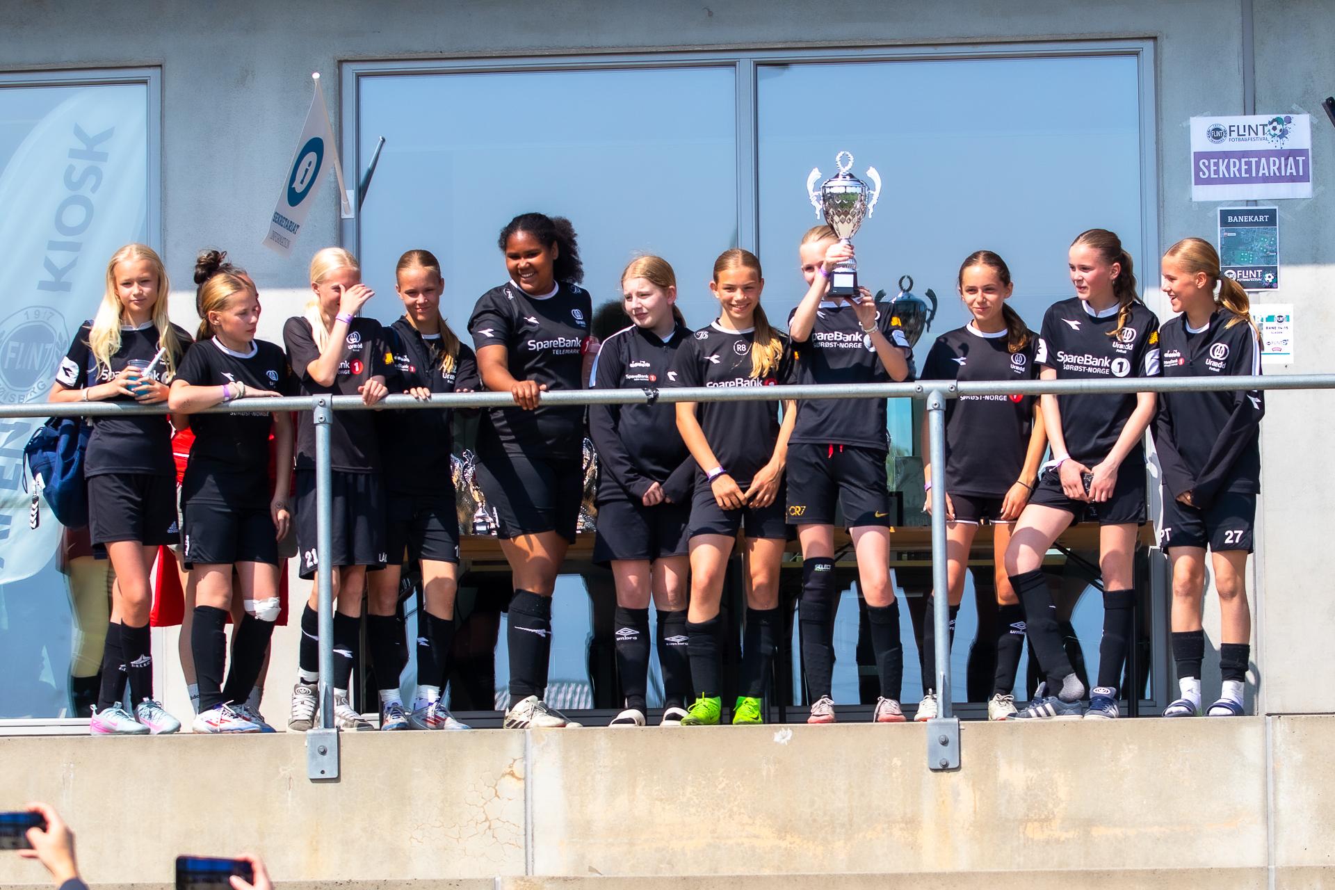https://festival.flintfotball.no/wp-content/uploads/2025/07/J-Div2-2.plass-Uraedd-Flint-Fotballfestival-Pokalvinner-U13-56.jpg
